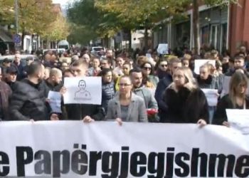 Vrasja e Martin Canit/ Prindërit marshojnë drejt Ministrisë së Arsimit