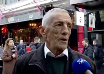 Demokratët mblidhen poshtë banesës së Berishës: Është legjenda e kombit