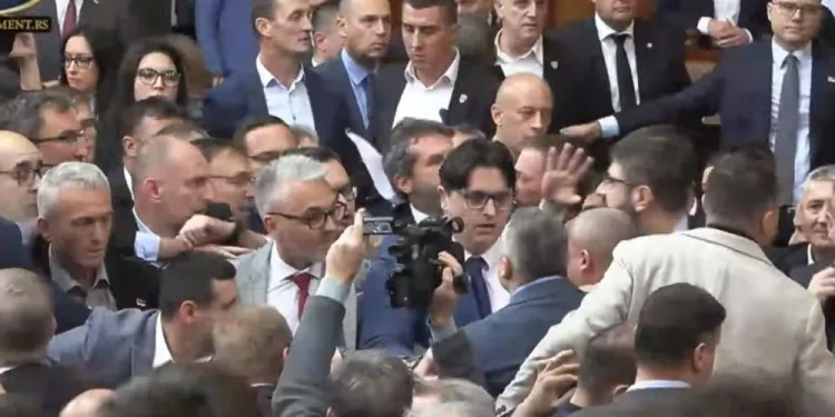 VIDEO/ Sherr mes deputetëve në parlamentin serb
