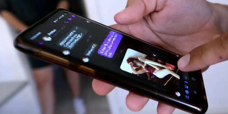 Serbi/ Përdoret AI për të përfshirë pamje të personave real në video pornografike