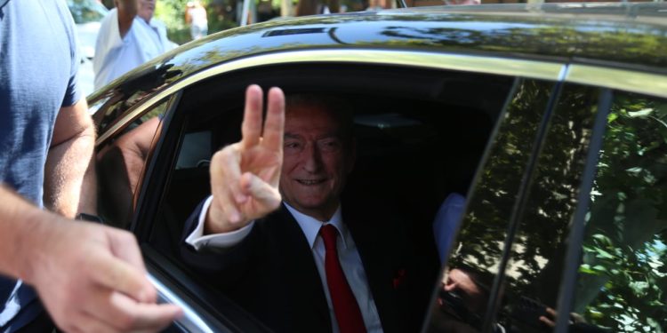 Sali Berisha lirohet nga arresti shtëpiak