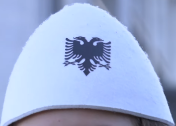 Mësuesi në Kosovë hedh në mbeturina flamurin shqiptar