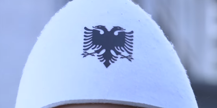 Mësuesi në Kosovë hedh në mbeturina flamurin shqiptar