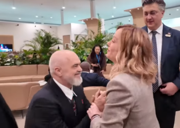 VIDEO/ Rama i ulet në gjunjë Giorgia Melonit