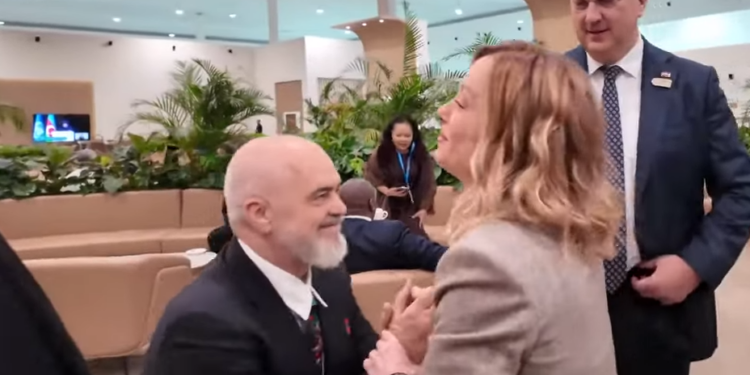 VIDEO/ Rama i ulet në gjunjë Giorgia Melonit