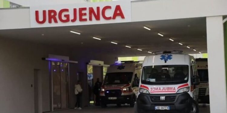 Kanosi infermierin në QSUT, arrestohet 36-vjeçari