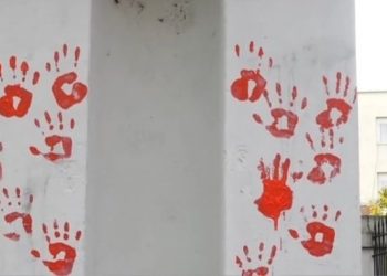 Protestuesit hedhin bojë të kuqe para Ministrisë së Arsimit