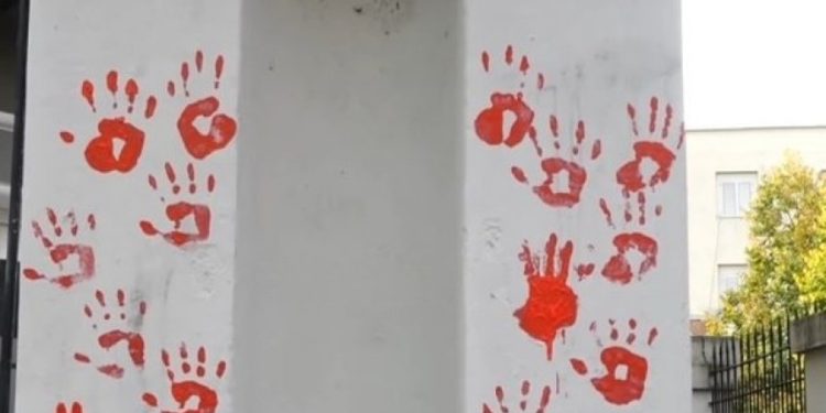 Protestuesit hedhin bojë të kuqe para Ministrisë së Arsimit