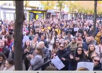 Vrasja e Martinit/ Prindërit mblidhen pranë shkollës “Fan Noli”: Të hënën, protestë në orën 17:00