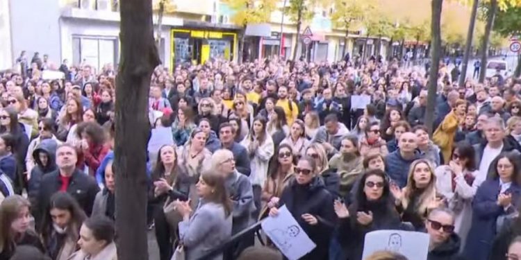 Vrasja e Martinit/ Prindërit mblidhen pranë shkollës “Fan Noli”: Të hënën, protestë në orën 17:00