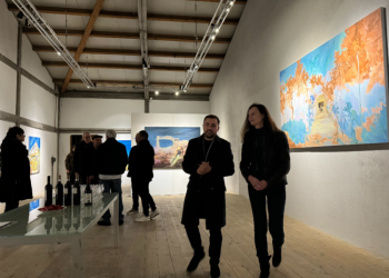 Ekspozita e piktorit Albi Yzo që lidh Shqipërinë me Zvicrën përmes artit (Video-Foto)