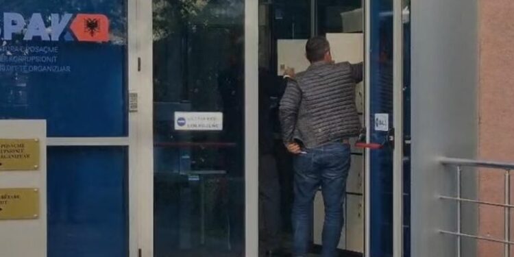 Ish- ministri Edmond Haxhinasto paraqitet në SPAK
