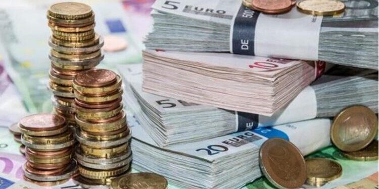 Këmbimi valutor 10 nëntor/ Me sa blihen e shiten dollari dhe euro