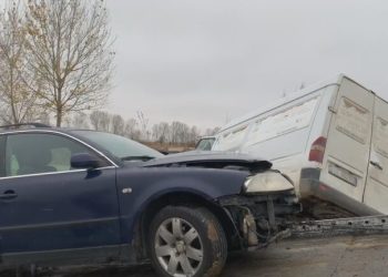 Maliq/ Makina përplaset me furgonin, plagosen 7 persona
