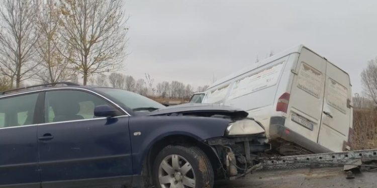 Maliq/ Makina përplaset me furgonin, plagosen 7 persona
