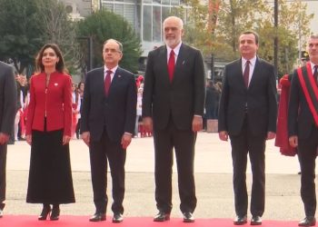 Ceremonia në Vlorë, Rama krah Kurti dhe presidentit Begaj