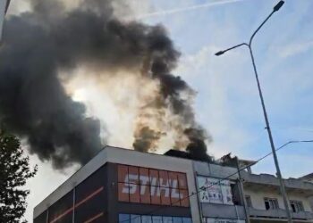 Shtëllunga të zeza tymi dhe flakë, digjet magazina në Shkodër