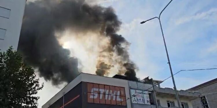Shtëllunga të zeza tymi dhe flakë, digjet magazina në Shkodër