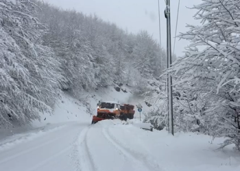 Borë deri në 30 cm, bllokohen disa rrugë dhe disa fshatra mbesin pa energji në Juglindje