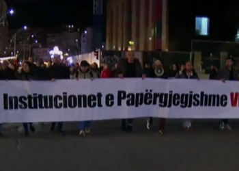Qytetarët sërish marshim-protestë për vrasjen e 14-vjeçarit