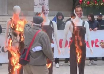Të rinjtë e FRPD “u vënë flakë” Ramës, Veliajt dhe Manastirliut para Kryeministrisë