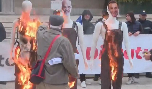 Të rinjtë e FRPD “u vënë flakë” Ramës, Veliajt dhe Manastirliut para Kryeministrisë