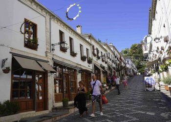 Bumi (i propaganduar) i turizmit nuk sjell bum në punësim apo në paga