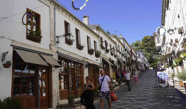 Bumi (i propaganduar) i turizmit nuk sjell bum në punësim apo në paga
