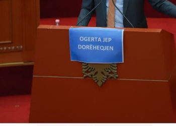 VIDEO – Pankarta ‘Ogerta jep dorëheqjen’ shqetëson Manastirliun