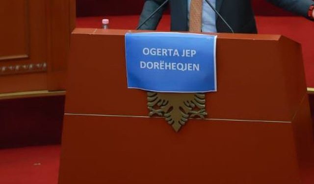 VIDEO – Pankarta ‘Ogerta jep dorëheqjen’ shqetëson Manastirliun