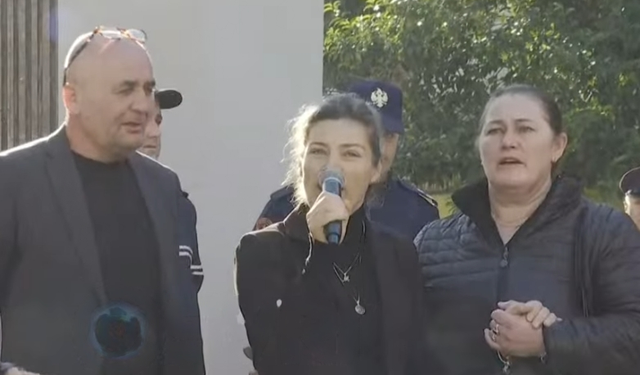 Një muaj nga vrasja e Martin Canit, prindërit e 14-vjeçarit protestojnë para Ministrisë së Arsimit
