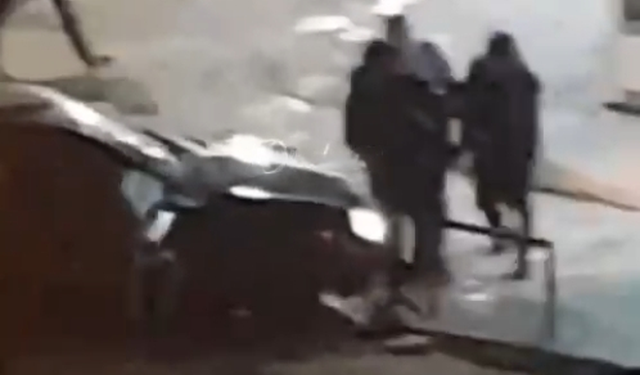 Video/ Momenti kur qytetarët nxjerrin nga makina Kevin Hajrullën dhe kalimtarin e plagosur në atentat