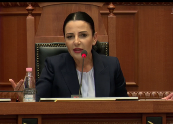 “Ministrja është jashtë shtetit”, si doli blof Spiropali, kur Balluku u paraqit në seancë