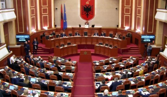 “Thatë që Balluku është jashtë shtetit”, Sula-Spiropalit: Gënjyet! Spiropali: Nuk ta lejoj, kërko falje!