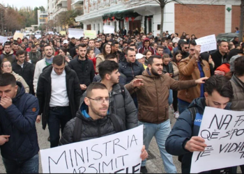 Studentët marshojnë drejt Ministrisë së Arsimit