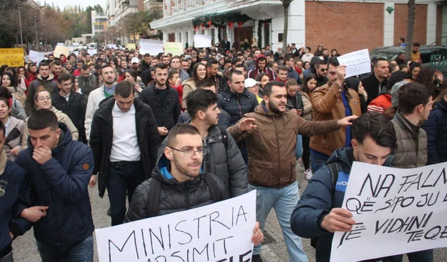 Studentët marshojnë drejt Ministrisë së Arsimit