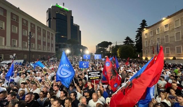 Opozita në mosbindje civile/ Noka dhe Topalli “bllokojnë” rrugën e Elbasanit, shpërndarja sipas zonave