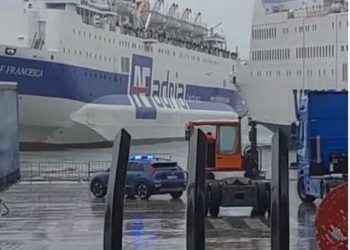 Moti i keq, përplasen dy tragete në Portin e Durrësit