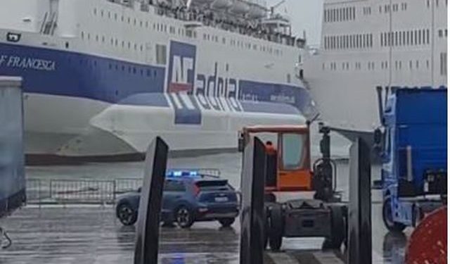 Moti i keq, përplasen dy tragete në Portin e Durrësit