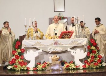 Besimtarët e krishterë kremtojnë Krishtlindjen, mbahet mesha në Tiranë