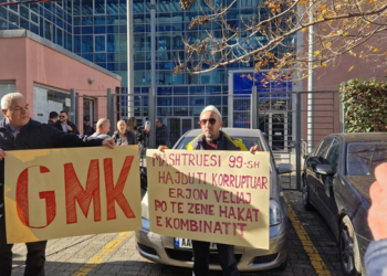 Veliaj dëshmon para prokurorëve, qytetarët protestojnë para SPAK-ut