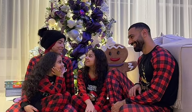 Mohamed Salah në qendër të kritikave, pas fotos pranë pemës së Krishtlindjes