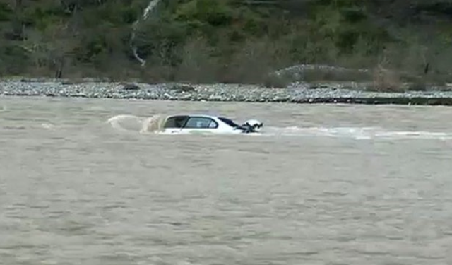 Aksident në aksin Gjirokastër-Tepelenë, makina bie në lumë, dy të plagosur