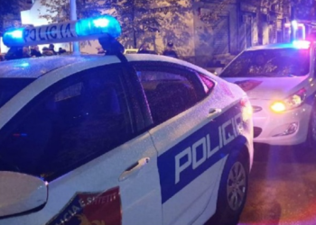 Plas arma në Durrës, terrorizohen qytetarët. Dy persona…