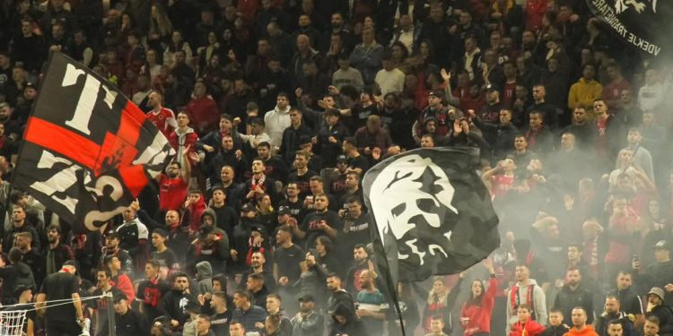Kënga “Mora Fjalë” e ndaluar të këndohet në stadiume? Reagimi i “Tifozëve Kuq e Zi”: Askush nuk na imponon dot asgjë!