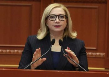 Holta Zaçaj nuk largohet nga Kushtetuesja: Do i drejtohem “Venecias”