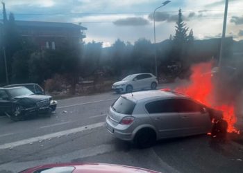 Përplasen dy makina në Lezhë, njëra shpërthen në flakë