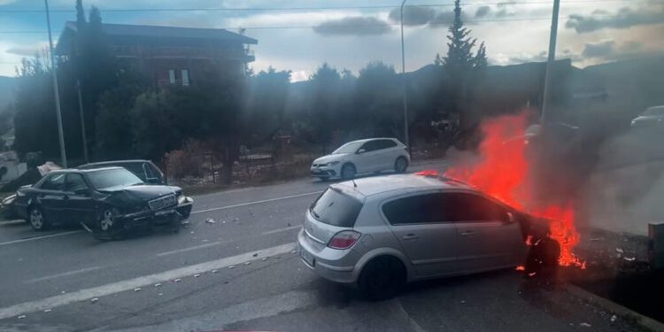 Përplasen dy makina në Lezhë, njëra shpërthen në flakë