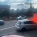 Përplasen dy makina në Lezhë, njëra shpërthen në flakë