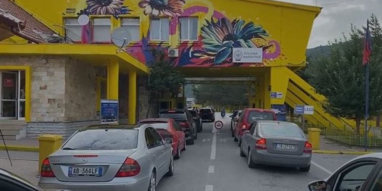 Emigrantët kthehen në atdhe për festa, fluks në pikat doganore